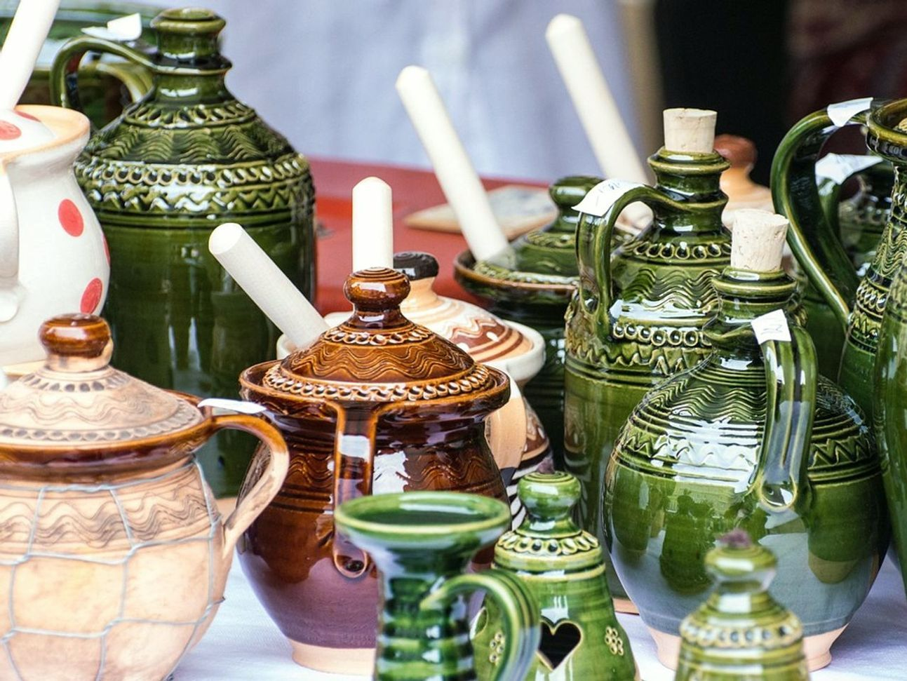 Eski sayfalar ve yazı aracı, efsaneler dolu bir masada